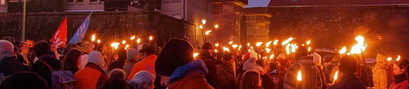 Marche aux flambeaux, le 7 février 2023, à Belfort. 799px-2023-02-07_18-12-17_marche-flambeaux-Belfort