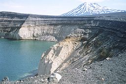 Peulik Volcano och Ukinrek Maars, båda på Alaskahalvön