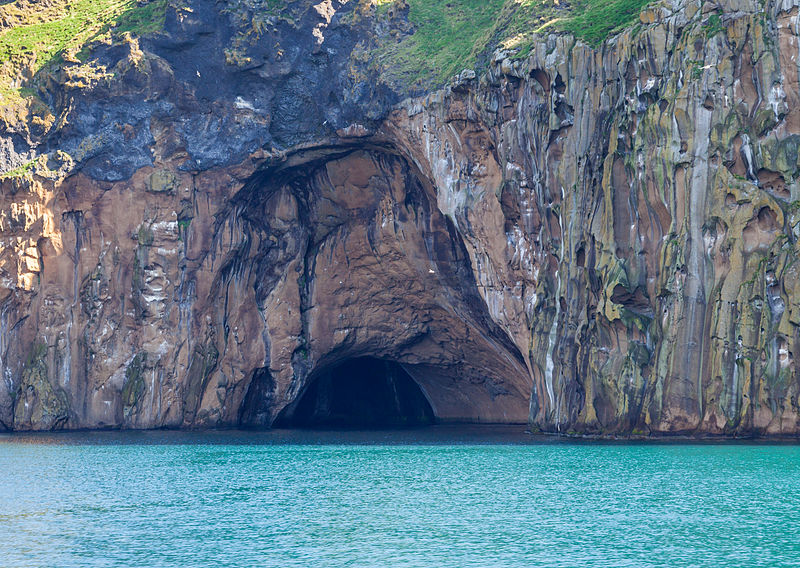 File:Acantilados de Heimaey, Islas Vestman, Suðurland, Islandia, 2014-08-17, DD 025.JPG