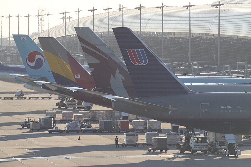 File:Airbus A330 & Boeing 777 Tail Line Up (7582323770).jpg