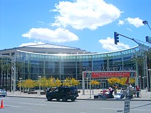 Фотография, показывающая полукруглый вход на стадион America West Arena в центре Феникса, голубое небо на заднем плане