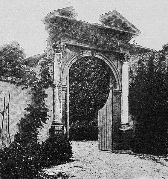 File:Ampuis - La porte du château.jpg