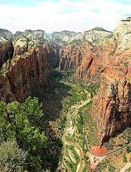 Parc national de Zion, Utah : ici l'éclairage des ombres est plutôt bien maîtrisé, mais le ciel a subi une sur-exposition massive, de même que le petit morceau de montagne visible au loin.