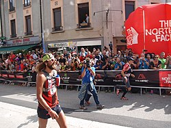 Anton Krupicka a 2013-as UTMB-n éppen a rajtvonalhoz tart.