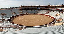 Fotografía de una plaza de toros vacía.