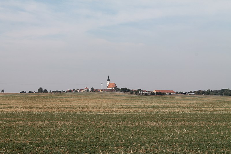 File:Běhařovice, pohled ze silnice Přeskače-Křepice (2016-09-28; 01).jpg