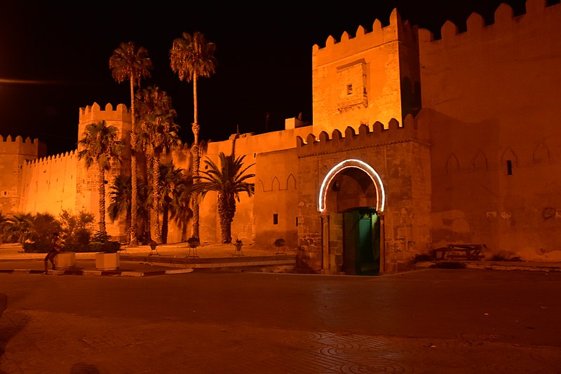 File:Bab diwan by night 3.jpg