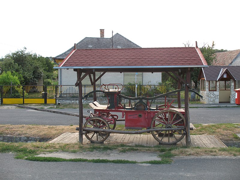 File:Balatoncsicsó fecskendő 1.JPG