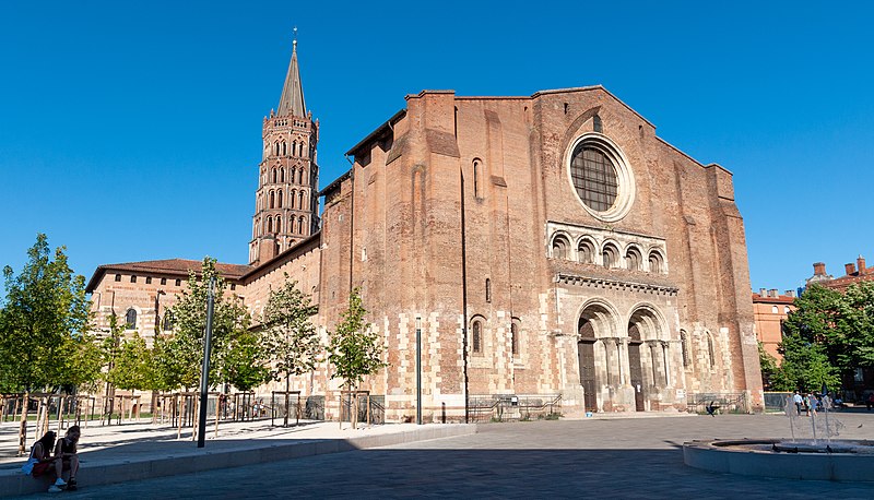 File:Basilique Saint-Sernin et parvis - juillet 2020.jpg