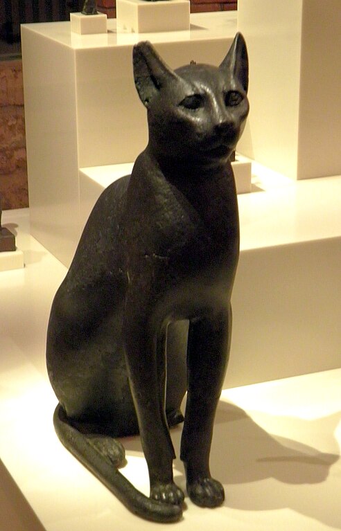 492px-Bastet,_a_feline_goddess_of_ancient_Egyptian_religion_who_was_worshipped_at_least_since_the_Second_Dynasty,_Neues_Museum,_Berlin_(8176613441).jpg (492×767)