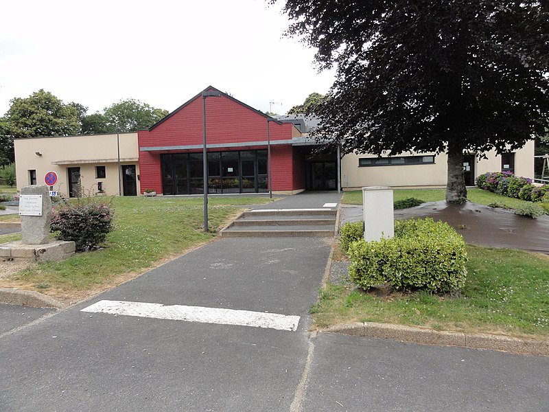 File:Batiment communal de la salle multifonctions et cantine scolaire et garderie de Priziac.jpg