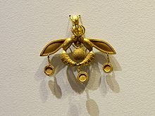 Malia pendant, gold ornament, Chrysolakos necropolis near Malia, 1800-1700 BC, AMH, 144879 Bee pendant, gold ornament, Chrysolakos necropolis near Malia, 1800-1700 BC, AMH, 144879.jpg