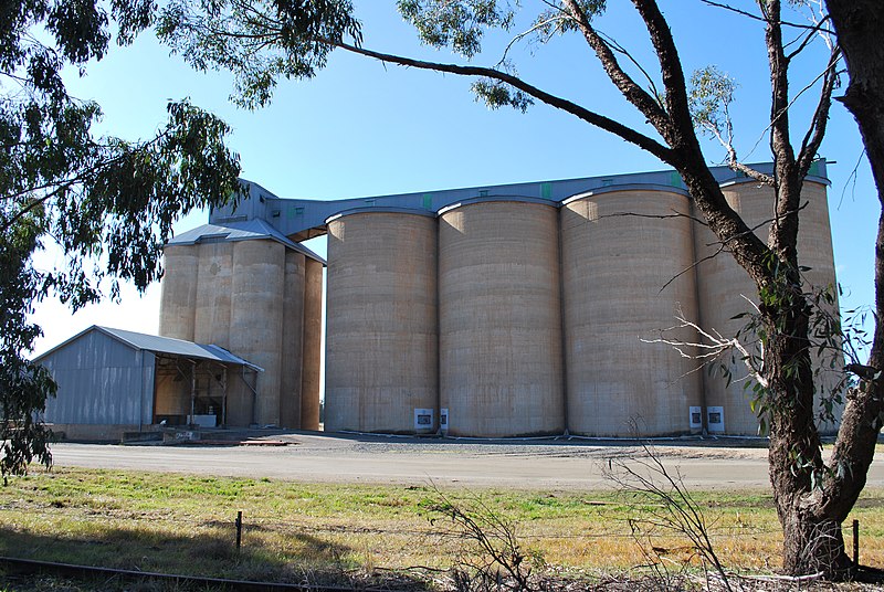 File:Berrigan Silos 001.JPG