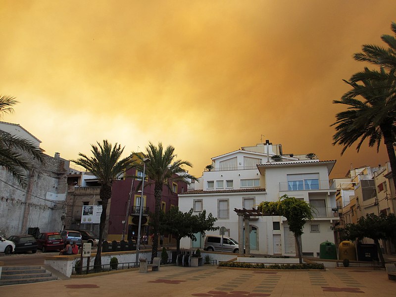 File:Beuatiful light during fire.. 22-07-2012 - panoramio.jpg