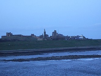 On shore, behind the Black Middens, is the Collingwood Memorial, Tynemouth Castle and Priory. Black Middens - geograph.org.uk - 1030368.jpg