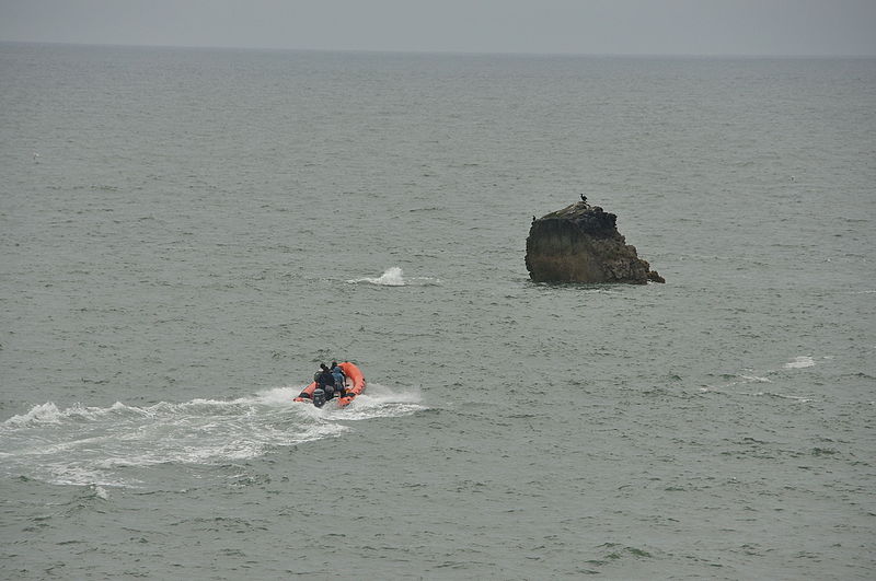 File:Boat off Sker Rock (6393).jpg