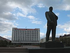 Bobruisk cityhall and Lenin BY.jpg