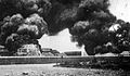 Tanques de petróleo em Madras em chamas depois de ser bombardeado pelo SMS Emden.