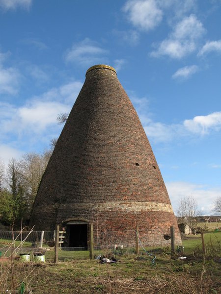 File:Bottle kiln no.1 - geograph.org.uk - 713439.jpg