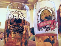 Pivo ve sklenicích se značkou pivovaru Březňák