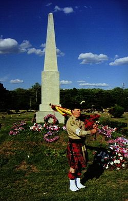 Monumento a Bristol e ao México no cemitério de Lynbrook em Rockville - Jim Noone Piper.jpg