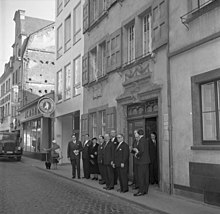 Politicians from Finland visit the Beethoven-Haus on 15 March 1960 Bundesarchiv B 145 Bild-F007686-0009, Beethovenhaus Bonn, Politiker aus Finnland.jpg