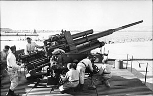 Identification des marquages douille d'obus allemand  300px-Bundesarchiv_Bild_101I-621-2942-17%2C_Schwere_Flak_einer_K%C3%BCstenbatterie