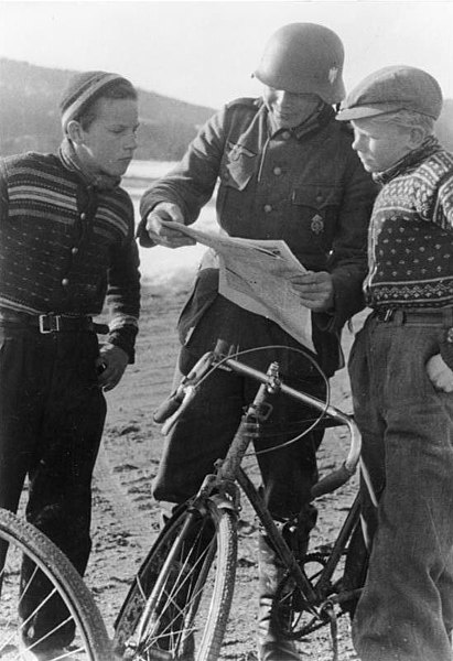 File:Bundesarchiv Bild 101I-759-0141-29A, Norwegen, Soldat und Kinder mit Zeitung.jpg