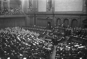 Eröffnung des Reichstag; ganz links im Bild sind die uniformierten Abgeordneten der NSDAP zu erkennen