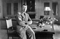 Heinrich Hoffmann: Adolf Hitler ve své pracovně, aranžovaný fotografický portrét
