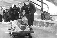 Foto van Wolfgang Hoppe en Bogdan Musiol, die hun bob duwen aan het begin van een race