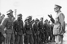 Bundesarchiv Bild 183-N0301-503, General Wlassow mit Soldaten der ROA.jpg