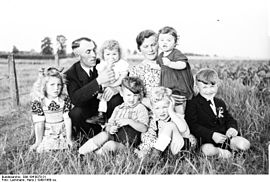 Bundesarchiv Bild 194-0078-31, Holtwick, Kinderreiche Familie.jpg
