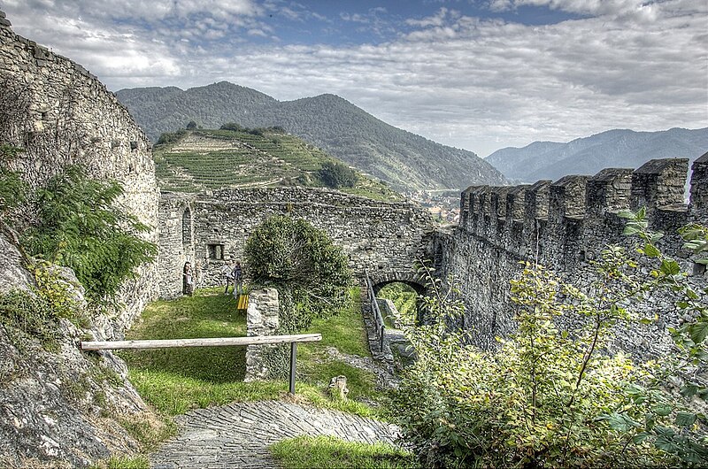 File:Burgruine Hinterhaus, Spitz an der Donau 13.jpg