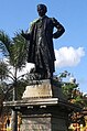 Statuen av Sir Charles Henry de Soysa ved De Soysa-Liptons Circus, er den første av en innfødt, i Colombo.[74]