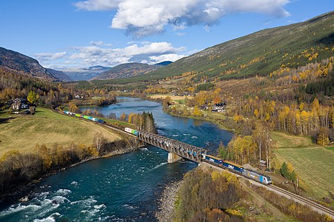 Freight train crossing the Gudbrandsdalslågen near Sjoa