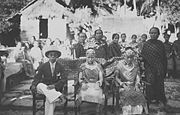 Bruidegom bruid bruidsmeisje en bevolking op het dorpsplein tijdens een bruiloft in Baroejoelasara op de Batoe-eilanden (1938)