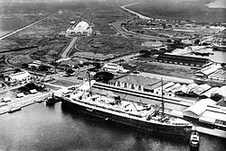 Pelabuhan Tanjung Priok tahun 1940-an, di bagian belakang terlihat Stasiun Tanjung Priok