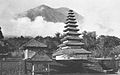 COLLECTIE TROPENMUSEUM Meru op het tempelcomplex bij Besakih met de gunung Agung op de achtergrond TMnr 60030939.jpg