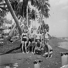 Palm Beach Cilincing in the 1940s, a popular beach area in Cilincing. The beach no longer exist. COLLECTIE TROPENMUSEUM Militairen op Palm Beach bij Tjilintjing TMnr 10028576.jpg