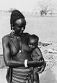 COLLECTIE TROPENMUSEUM Portret van een Fulani vrouw met kind aan de borst te Dori TMnr 20010017.jpg