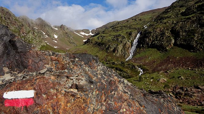 File:Camí de pujada al Comapedrosa. 01.JPG