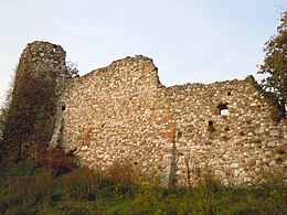 Die Mauer der alten Burg im Ortsteil Carzago