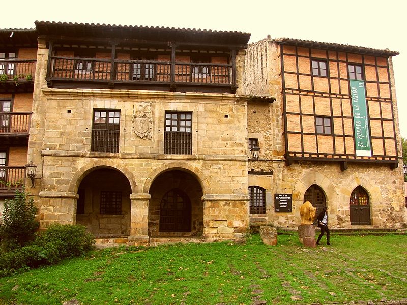 File:Casas del Aguila - La Parra - Santillana del Mar - panoramio.jpg