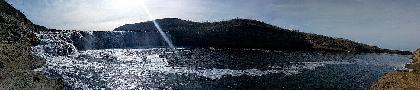 Cascada Cifuentes, el salto de agua del río Quequén Salado, se destaca por ser la cascada más ancha y alta de la Provincia de Buenos Aires.