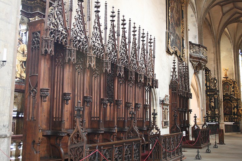 File:Cathedral St Barbara - benches.jpg