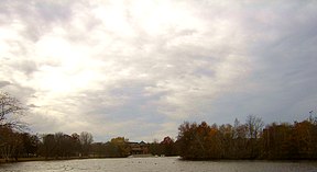 Der Blick entlang des Charles River zeigt das Henderson Boathouse. Links liegt die Soldiers Field Road, rechts der Greenough Boulevard.