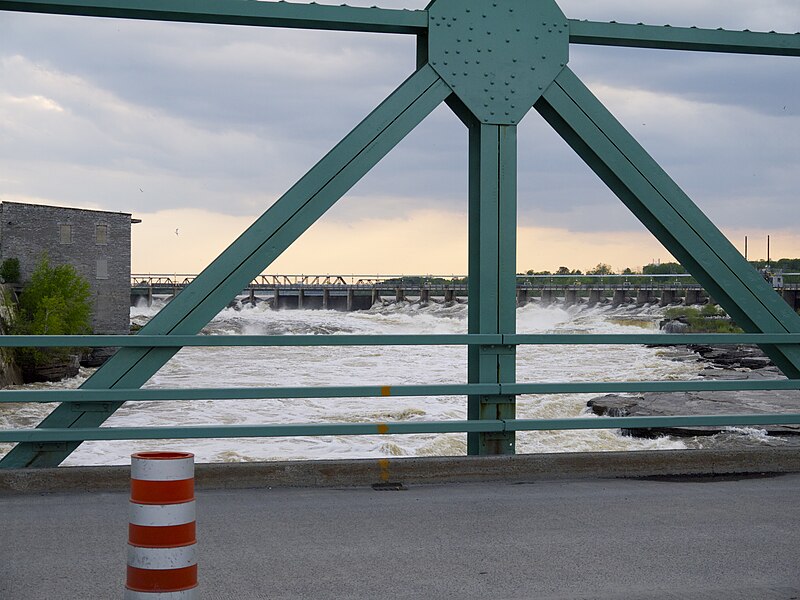 File:Chaudiere Bridge 2013 1.jpg