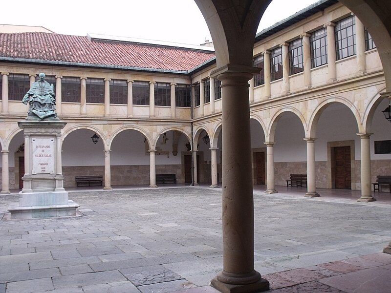 File:Claustro edifico antiguo de la Universidad de Oviedo.JPG