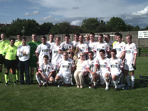 Clyde lift the Tommy McGrane Trophy in 2006